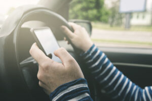 ¿Cómo pueden ayudarte los abogados de lesiones personales de WGK tras un accidente por conducción distraída en Dundalk, MD?
